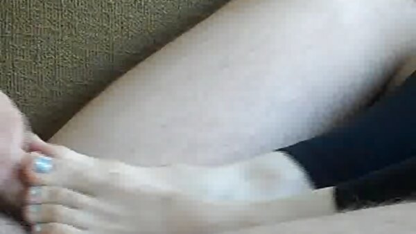 دختر خجالتی ژاپنی برای سکس زنهای چاق قلقلک دادن بچه گربه موی خود انگشتان خود را به دست می گیرد